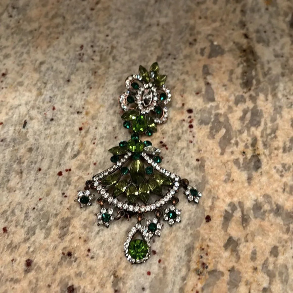 Woman's gorgeous sparkly crystal earring. It's only women earring. Faux crystals - Picture 2 of 10